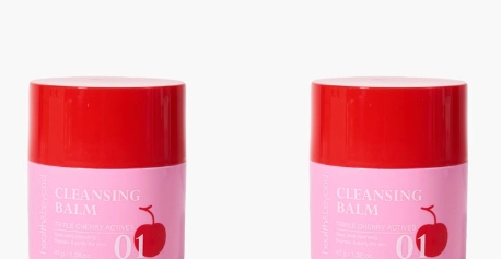 Balsamo detergente al fermento di ciliegia per una pulizia profonda e la riparazione della barriera cutanea.